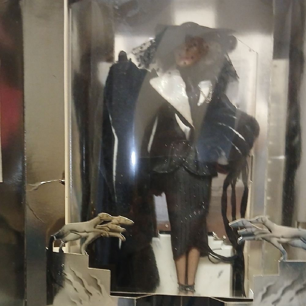 MATTEL CRUELLA DE VIL "POWER IN PINSTRIPES" 101 DALMATIONS
